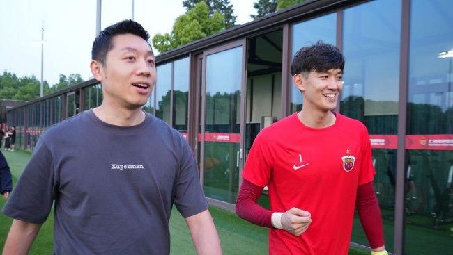近日，那不勒斯门将梅雷特的经纪人帕斯托雷洛接受了天空体育的采访，谈到了梅雷特的未来。